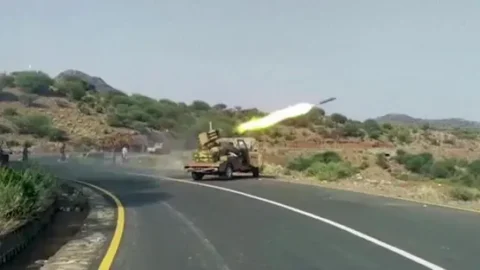 معارك تعز العنيفة ونزوح آلاف الأسر بسبب التصعيد في اليمن